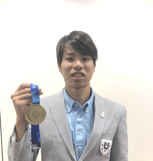 金メダルを手にする男子20キロ競歩の池田向希（撮影・上田悠太）