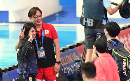 10位で決勝進出を決め、馬淵コーチ（左から2人目）と記念撮影する喜ぶ荒井（左）（撮影・鈴木みどり）