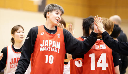 女子バスケット日本代表チーム強化合宿の練習を終えてチームメートと笑顔でハイタッチする渡嘉敷（撮影・浅見桂子）