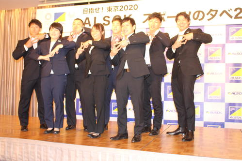 ALSOKに所属する各競技の世界選手権代表が勢揃い。向（後列右）は同社のポーズを作って笑顔