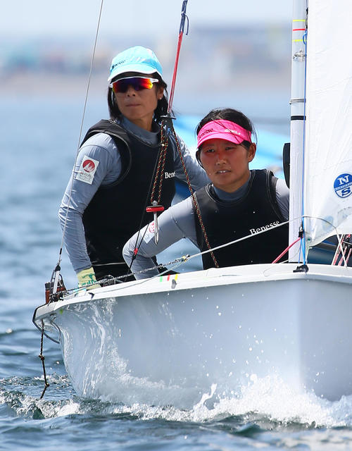公開練習で航行するセーリング女子470級の吉田（左）、吉岡ペア（撮影・足立雅史）