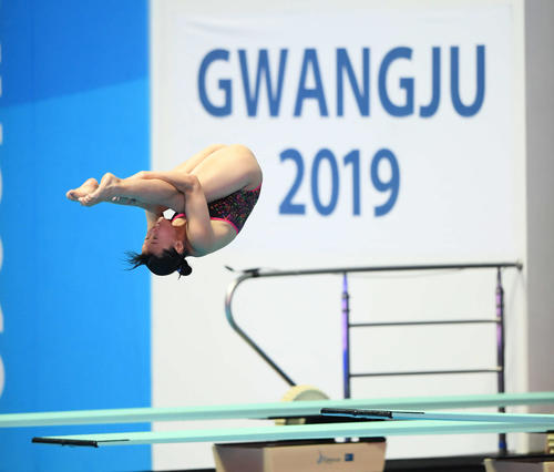 女子板飛び込み予選　4本目の演技を行う三上（撮影・鈴木みどり）