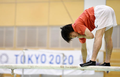 平行棒での練習で右肩を気にする内村（撮影・横山健太）