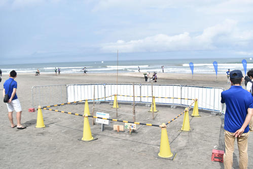 東京五輪の追加種目サーフィンのテストイベント会場に設けられたウミガメの産卵場所の囲い（撮影・佐々木隆史）