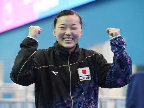 女子3メートル板飛び込み準決勝　8位で決勝進出を決めた三上は笑顔でガッツポーズ（撮影・鈴木みどり）