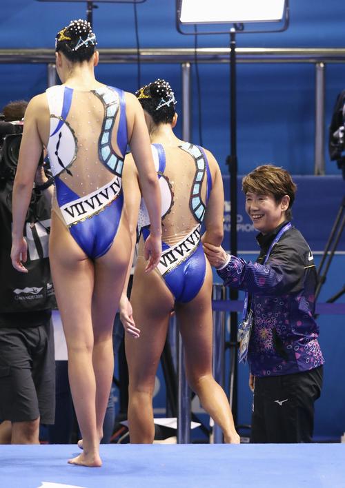 デュエット・フリールーティン決勝の演技を終えた乾、吉田組を迎える井村雅代ヘッドコーチ（右）（共同）