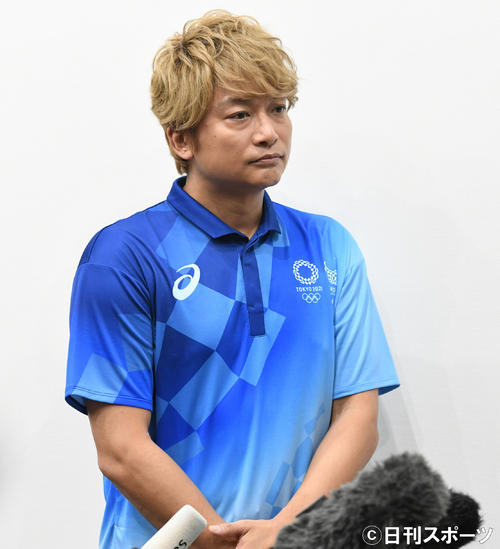 東京五輪大会のスタッフユニフォームを着て、囲み会見を行った香取慎吾（撮影・酒井清司）