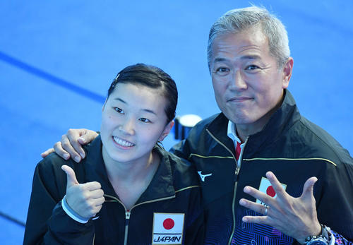 女子3メートル板飛び込み決勝　5位の三上（左）は安田コーチと笑顔でポーズ（撮影・鈴木みどり）