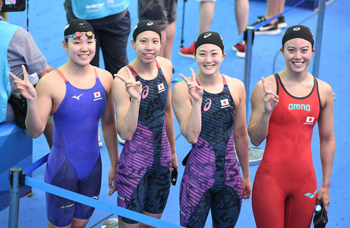 五輪出場枠を確保し、カメラに向かって笑顔でピースする、左から白井、佐藤、青木智、大本（撮影・鈴木みどり）