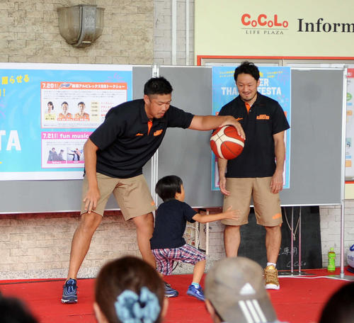 子どものファンを相手にドリブルを披露する鵜沢（左）と柏木（右）（撮影・斎藤慎一郎）