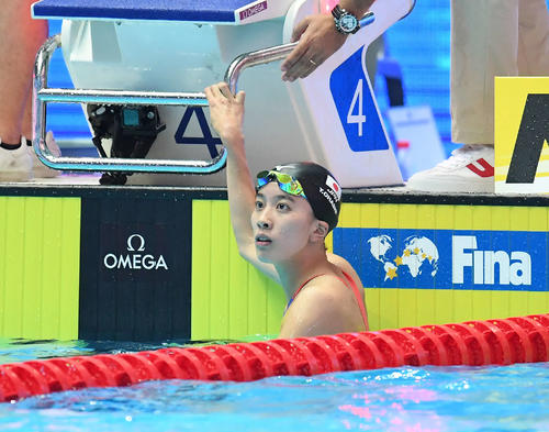 女子200メートル個人メドレー予選に出場し、タイムを確認する大橋（撮影・鈴木みどり）