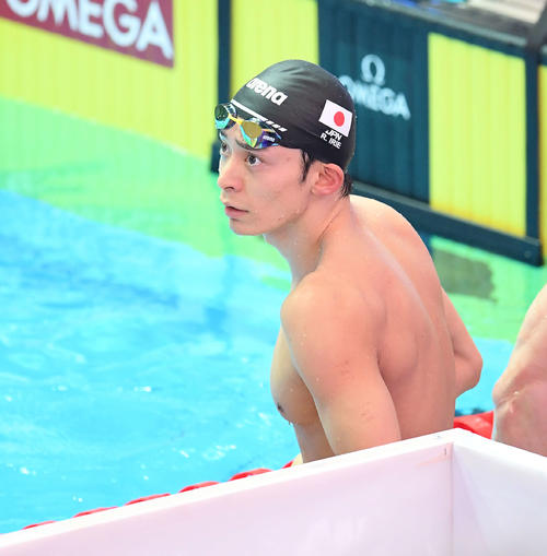 男子100メートル背泳ぎ予選に出場し、準決勝進出を決めた入江（撮影・鈴木みどり）