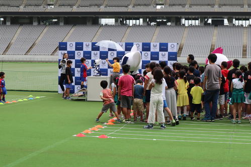 イベントに参加した子どもたちと握手をする「ミライトワ」のマスコットロボット
