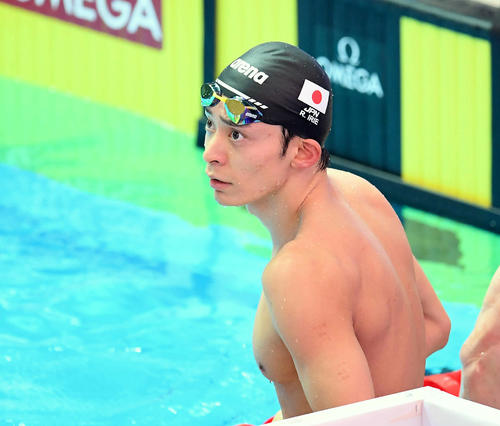 男子100メートル背泳ぎで準決勝進出を決めた入江（撮影・鈴木みどり）