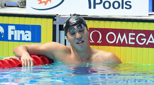 男子100メートル平泳ぎ決勝を4位で終え、悔しそうな表情を見せる小関（撮影・鈴木みどり）