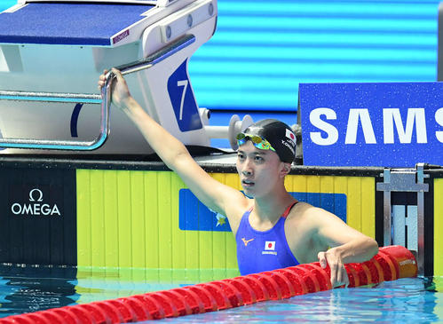 女子200メートル個人メドレー決勝で失格となり、遠くを見つめる大橋（撮影・鈴木みどり）