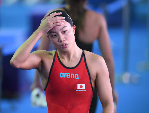 女子200メートル個人メドレー決勝で5位となり、浮かない表情で引き揚げる大本（撮影・鈴木みどり）