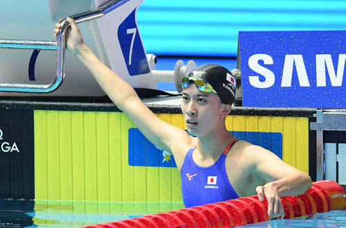 女子200メートル個人メドレー決勝で失格となり、遠くを見つめる大橋（撮影・鈴木みどり）