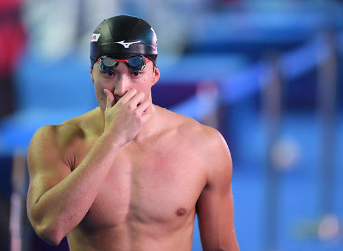 男子100メートル平泳ぎ決勝を4位で終え、悔しそうな表情で引き揚げる小関（撮影・鈴木みどり）