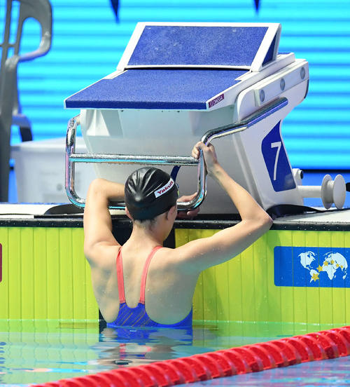 女子200メートル個人メドレー決勝で失格となり、後ろを向く大橋（撮影・鈴木みどり）