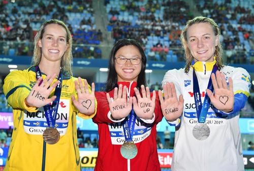 闘病中の池江璃花子選手へメッセージを送る女子100 メートル バタフライのメダリストたち（共同）