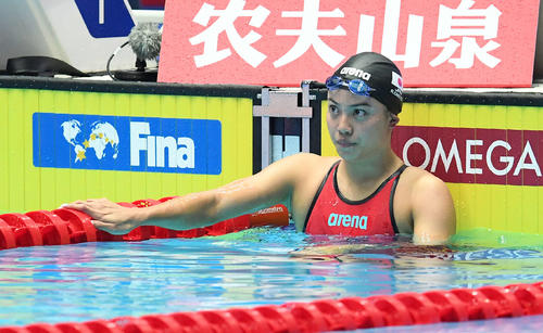 女子200メートル個人メドレー決勝で5位となり、浮かない表情で引き揚げる大本（撮影・鈴木みどり）