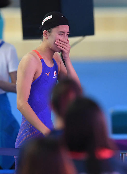 女子200メートル個人メドレー決勝で失格となり、険しい表情で引き揚げる大橋（撮影・鈴木みどり）