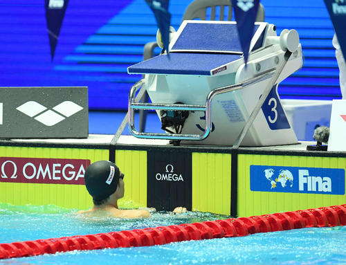 男子100メートル背泳ぎ準決勝でスタートの器具の確認をする入江（2019年7月22日撮影）