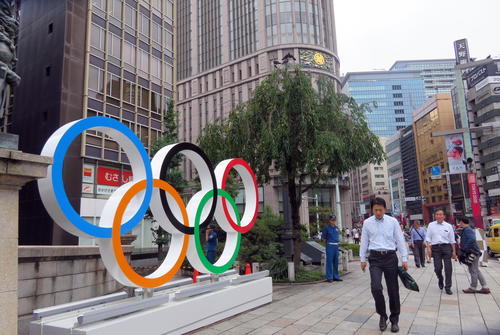 開幕1年前を記念し、五輪シンボルが設置された日本橋（撮影・三須一紀）