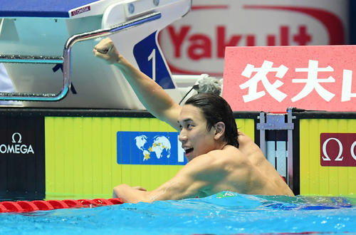 男子200メートル自由形決勝で2位となり、ガッツポーズする松元（撮影・鈴木みどり）