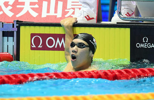 男子200メートル自由形決勝でタイムを確認する松元（撮影・鈴木みどり）