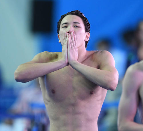 男子200メートル自由形決勝で2位となり、口に手を当てながら引き揚げる松元（撮影・鈴木みどり）