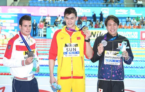 男子200メートル自由形決勝で2位となった松元（右）は銀メダルを手に笑顔。中央は金メダルの孫楊（撮影・鈴木みどり）