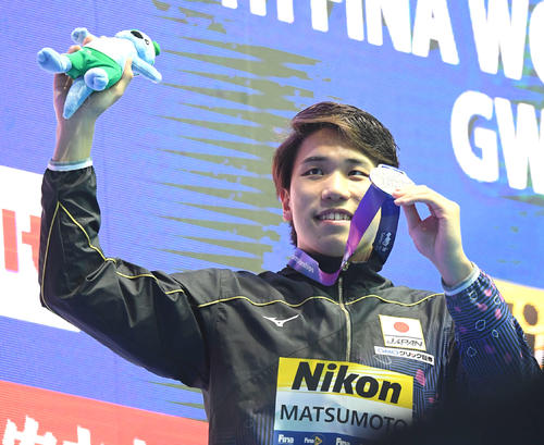 男子200メートル自由形決勝で2位となった松元は銀メダルを手に笑顔（撮影・鈴木みどり）