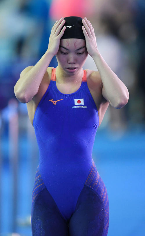 女子100メートル平泳ぎ決勝を4位で終え悔しそうに引き揚げる青木玲（撮影・鈴木みどり）