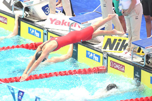 混合400メートルメドレーリレー予選でアンカーの大本（上）の飛び込みが早く失格となる日本。下は第3泳者の水沼（撮影・鈴木みどり）