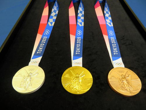 東京五輪入賞メダルの表面。左から銀、金、銅（撮影・三須一紀）