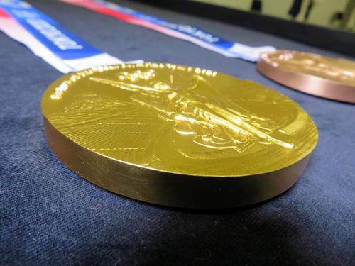 東京五輪の金メダル（撮影・三須一紀）