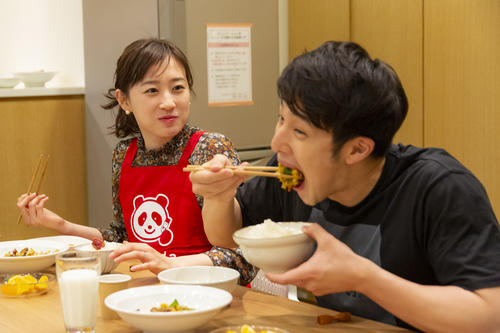 優佳さんの作った食事を、おいしそうにほおばる瀬戸