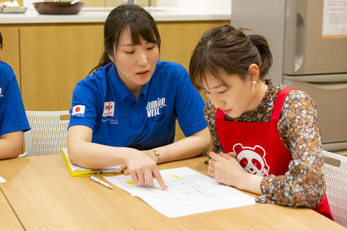 優佳さん（右）は「味の素」と共同で瀬戸の食事を考えている