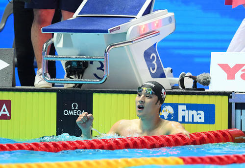 男子200メートルバタフライ決勝で2位となり、ガッツポーズする瀬戸（撮影・鈴木みどり）