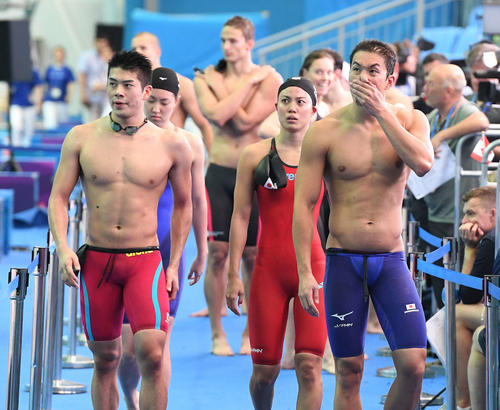 混合400メートルメドレーリレー予選で失格となり、浮かない表情で引き揚げる日本チーム。左から水沼、酒井、大本、小関（撮影・鈴木みどり）