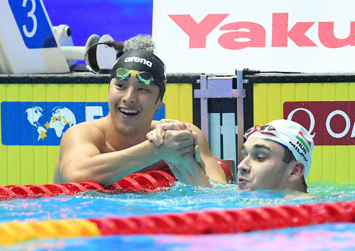 男子200メートルバタフライ決勝で2位となった瀬戸（左）は世界新で優勝したミラークと笑顔で握手（撮影・鈴木みどり）