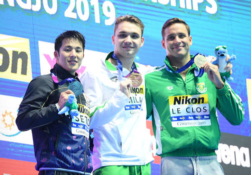 男子200メートルバタフライ決勝で2位となった瀬戸（左）は優勝のミラーク（中央）らと表彰台で笑顔（撮影・鈴木みどり）