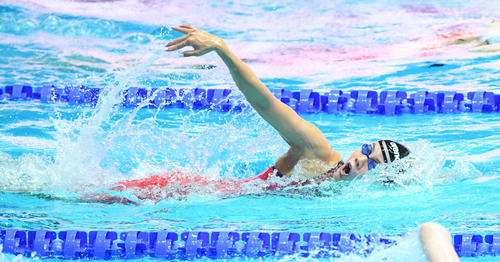 女子100メートル自由形予選で力泳する大本（撮影・鈴木みどり）