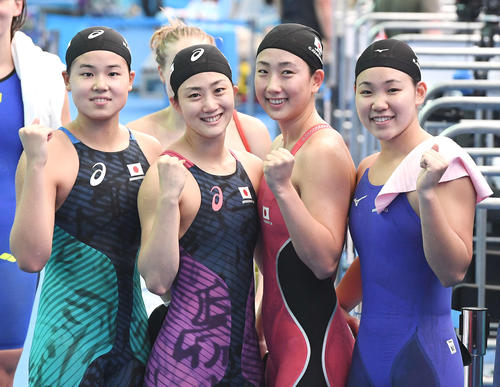 女子800メートルリレー予選を8位で通過し五輪出場枠を獲得した日本チームは笑顔で記念撮影。左から池本、青木智、五十嵐、白井（撮影・鈴木みどり）