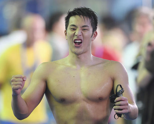 男子200メートル個人メドレーで優勝し、カメラに向かってガッツポーズする瀬戸（撮影・鈴木みどり）