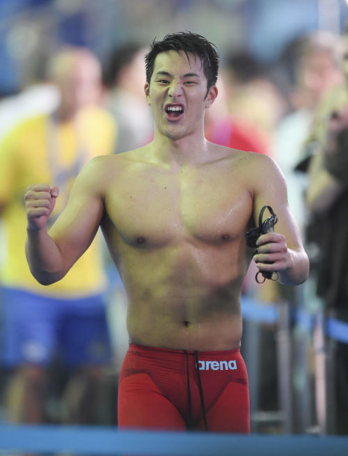 男子200メートル個人メドレーで優勝し、カメラに向かってガッツポーズする瀬戸（撮影・鈴木みどり）