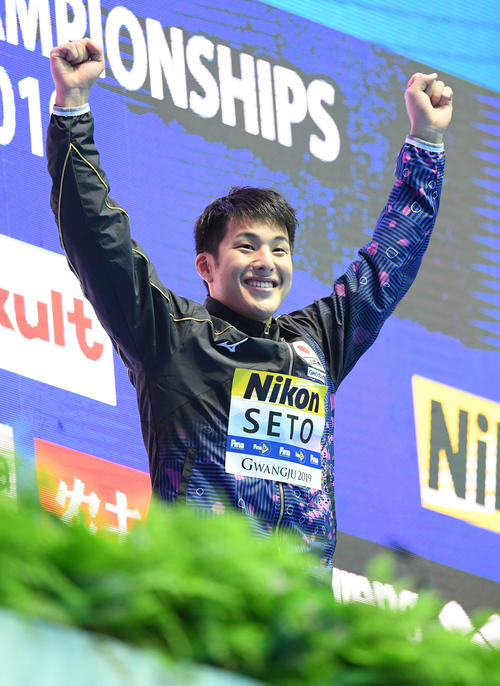男子200メートル個人メドレーで優勝した瀬戸は表彰台に登りガッツポーズ（撮影・鈴木みどり）