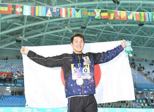 男子200メートル個人メドレーで優勝した瀬戸は日の丸を掲げる（撮影・鈴木みどり）